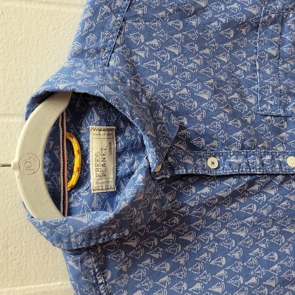 Free Planet Mens large Short Sleeve Button Up Shirt Blue Sailboats - Picture 5 of 9